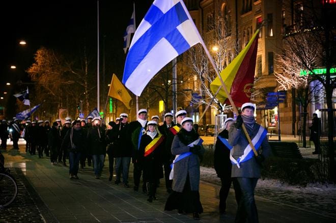 Ylioppilaiden ja vaasalaisten mieskuorojen soihtukulkue lähtee Kasarmintorilta päätyen Vapaudenpatsaalle. Juhlava soihtukulkue nähtiin myös itsenäisyyspäivänä vuonna 2012. Arkistokuva: Timo Annanpalo