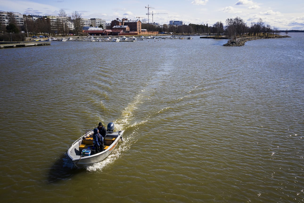 Veneilijöiden on tärkeää pysyä merkityillä reiteillä etenkin, kun merivesi on matalalla. Arkistokuva.