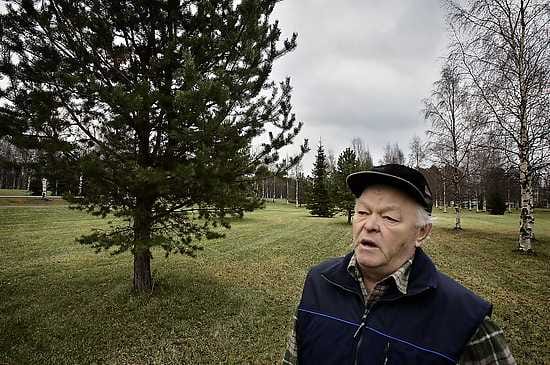 Sääennustaja Jorma Ala-Simonen haistelemassa tuulia marraskuun 3. päivänä lumettomassa Oulussa