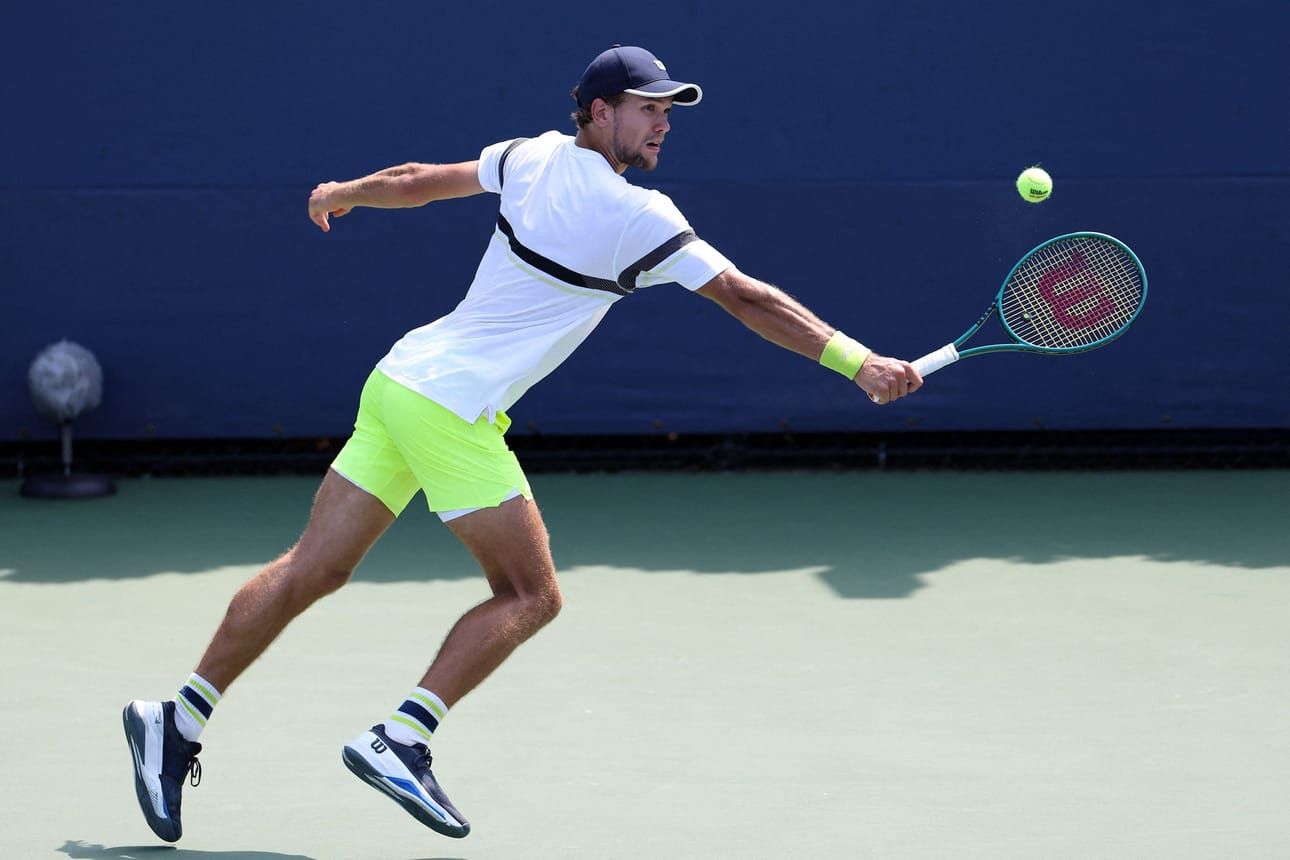 Otto Virtanen kurottaa palloa ottelussa Quentin Halysia vastaan New Yorkissa. LEHTIKUVA / AFP