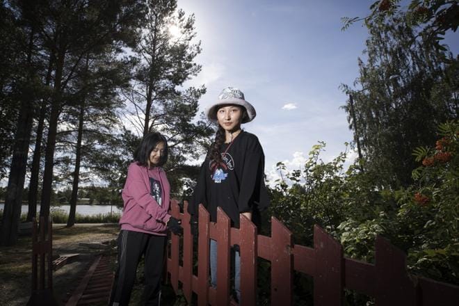 Aukusti-rockin tiibetiläiset talkoolaiset Dekyiyangzom (vasemmalla) ja Pemayangchen ovat Suomessa kaksi viikkoa. He kehuivat suomalaisia mukaviksi ja kertoivat, että Suomi on tasainen maa verrattuna Tiibetin vuoristoiseen maisemaan. KUVAT: mARIA MÄKI