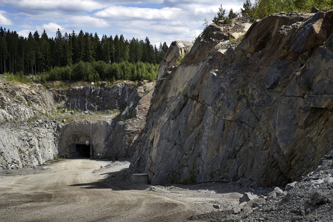 Huittisten kaivostoiminta alkoi avolouhoksesta. Nyt kaivostunneliin mennään louhoksen pohjalta. Tunneli ulottuu jo yli 400 metrin syvyyteen.