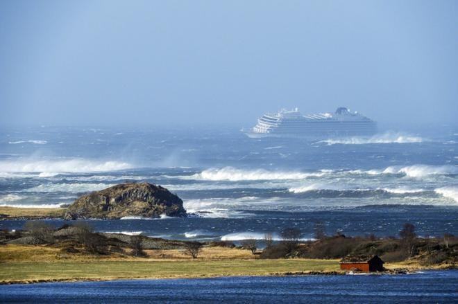 Viking Sky -alus joutui lauantaina merihätään moottorivian takia. KUVA: EPA/Frank Einar Vatne
