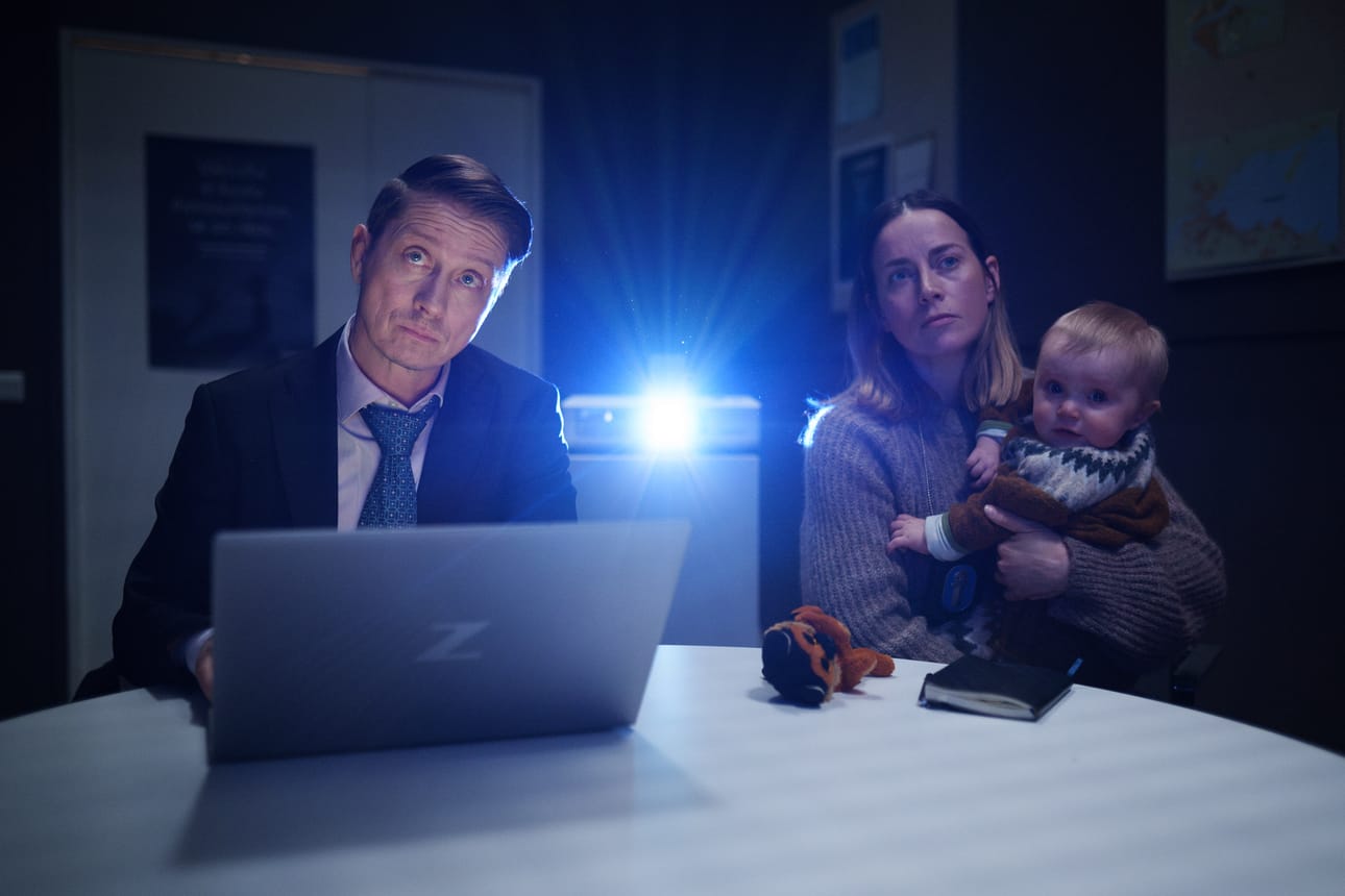Stenius (Kari Ketonen), Nina Kautsalo (Iina Kuustonen) ja vauva perehtyvät uusiin rötöksiin. Kuva: Nelonen Pressi