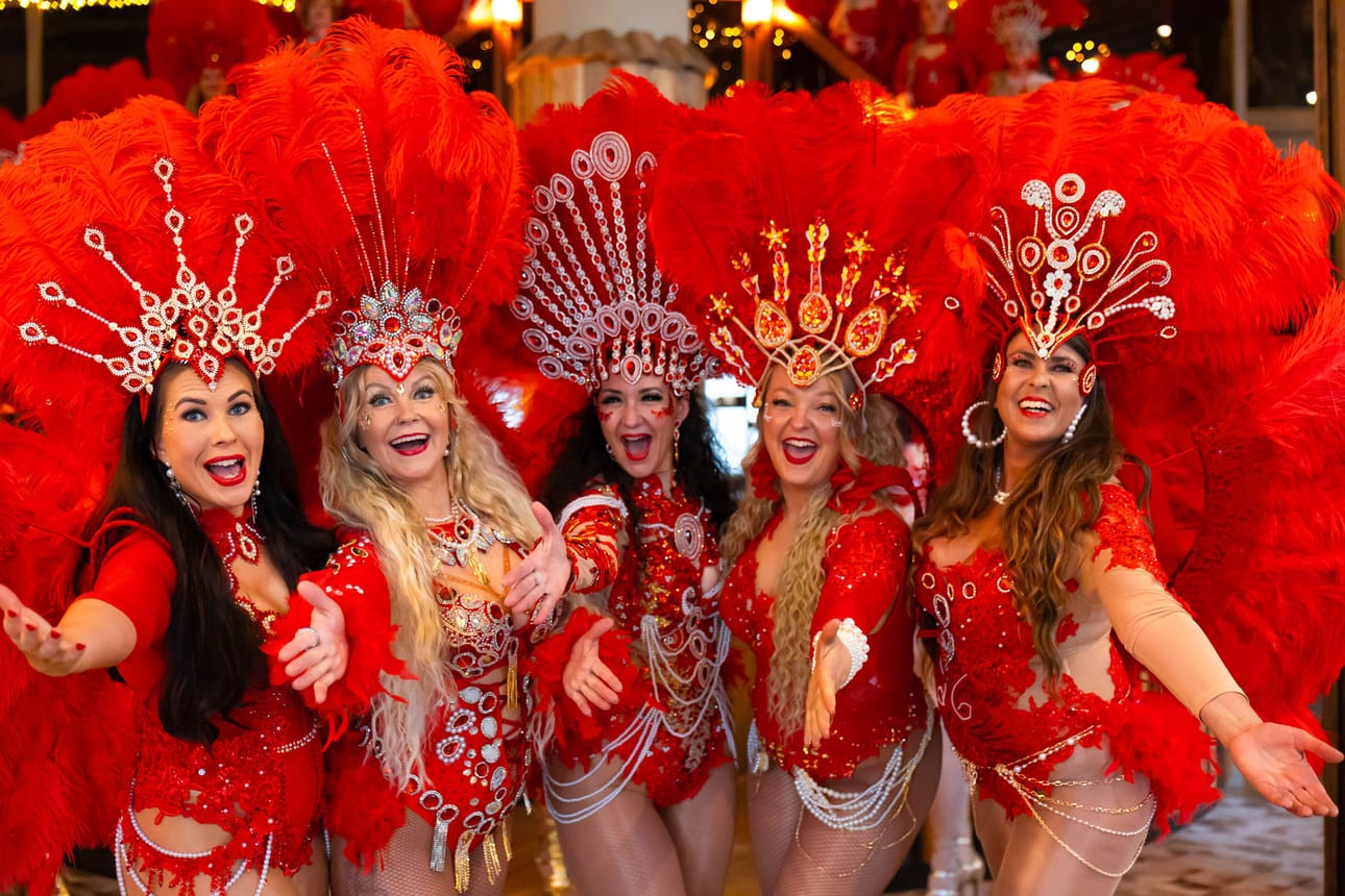 Näyttävä tanssiryhmä Samba de Aurora viihdyttää Juhlateltassa sekä RoPS - Salpa -ottelun puoliajalla.