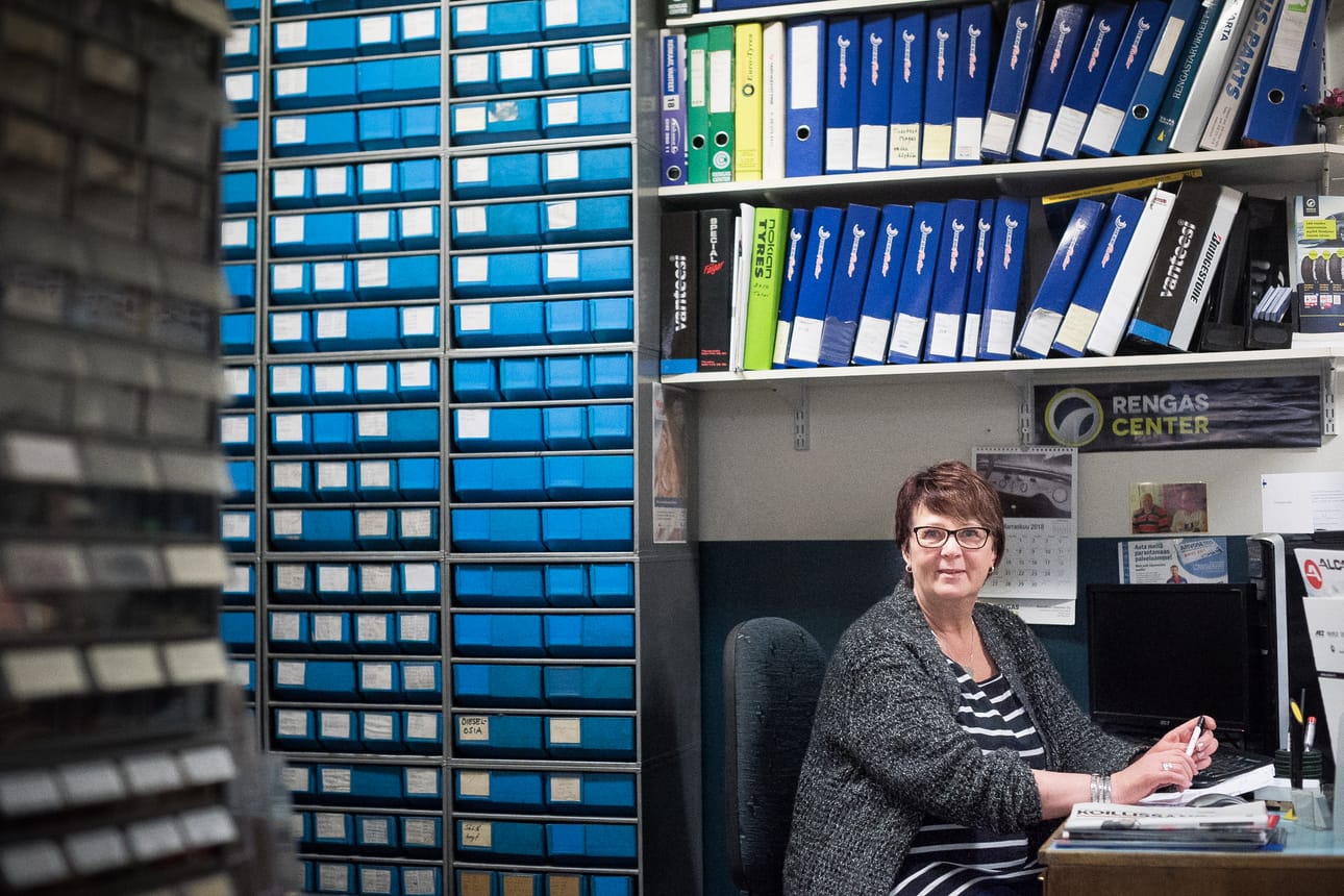 Yrittäjä Sirpa Pesonen vastaanotti Koillismaan Yrittäjänaisten Vuoden naisyrittäjä 2018 -palkinnon.