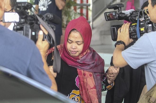 Indonesialainen Siti Aisyah pääsi yllättäen vapaaksi Malesiassa maanantaina. Häntä on syytetty Pohjois-Korean diktaattorin velipuolen murhasta. KUVA: EPA