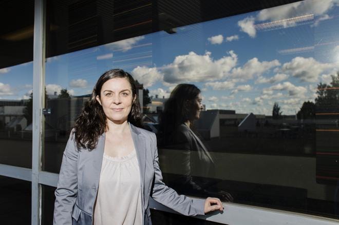 Tutkija Maija Tervolan mukaan lääkärien kielitaito riippuu liikaa yksilöllisistä tekijöistä. – Meillä on hirveästi maahanmuuttajalääkäreitä, joilla on loistava kielitaito, eikä se ole mitenkään mahdotonta saavuttaa. Systeemi ei kuitenkaan pysty auttamaan koko porukkaa, vaan superyksilöt menevät eteenpäin ja toiset jäävät jumiin, jolloin kielitaito ei pääse kehittymään. KUVA: SILJA VIITALA/ AAMULEHTI