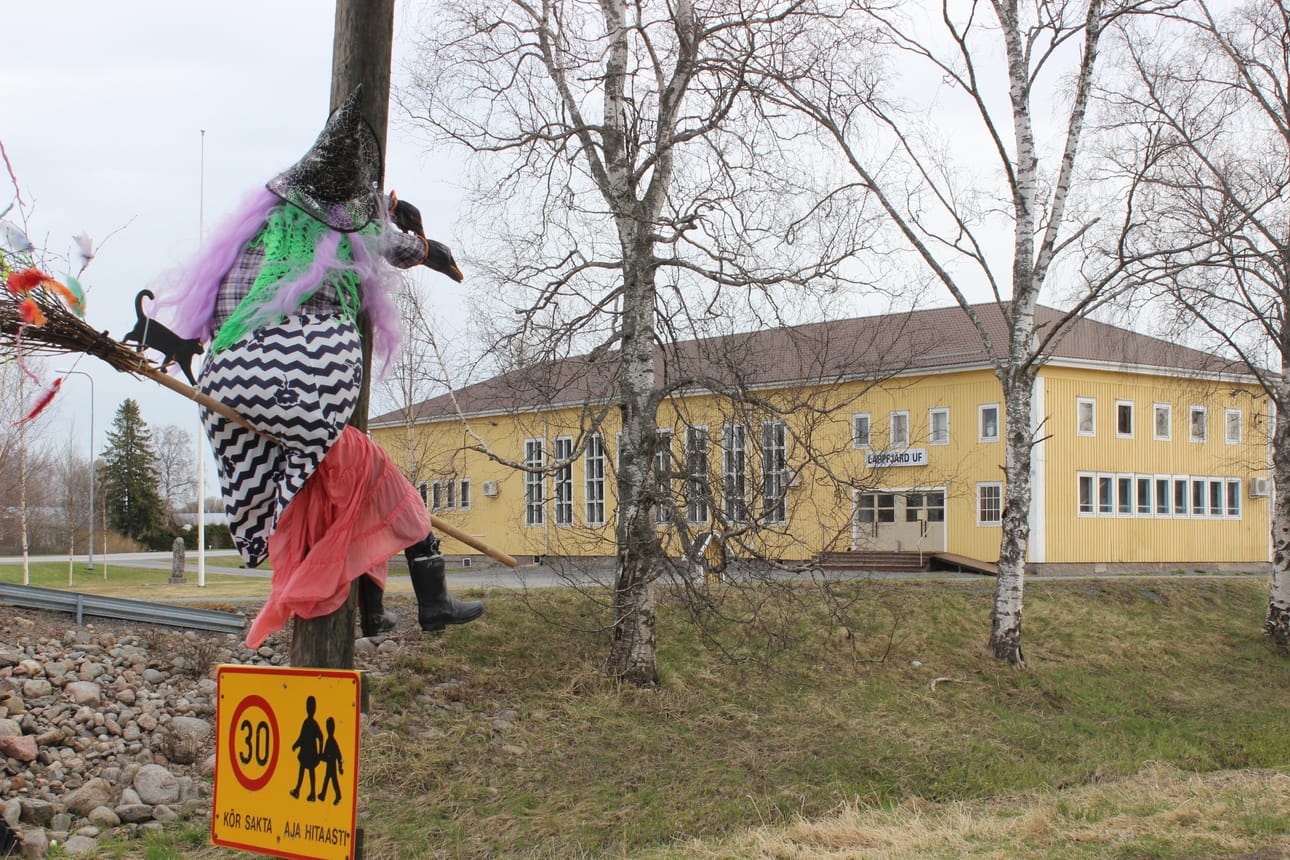 Lapväärtin nuorisoseuraa, joka omistaa takana näkyvän nuorisoseurantalon onnisti tukirahojen saamisessa. Pääsiäisnoidalla ei sitä vastoin käynyt yhtä hyvä tuuri.
