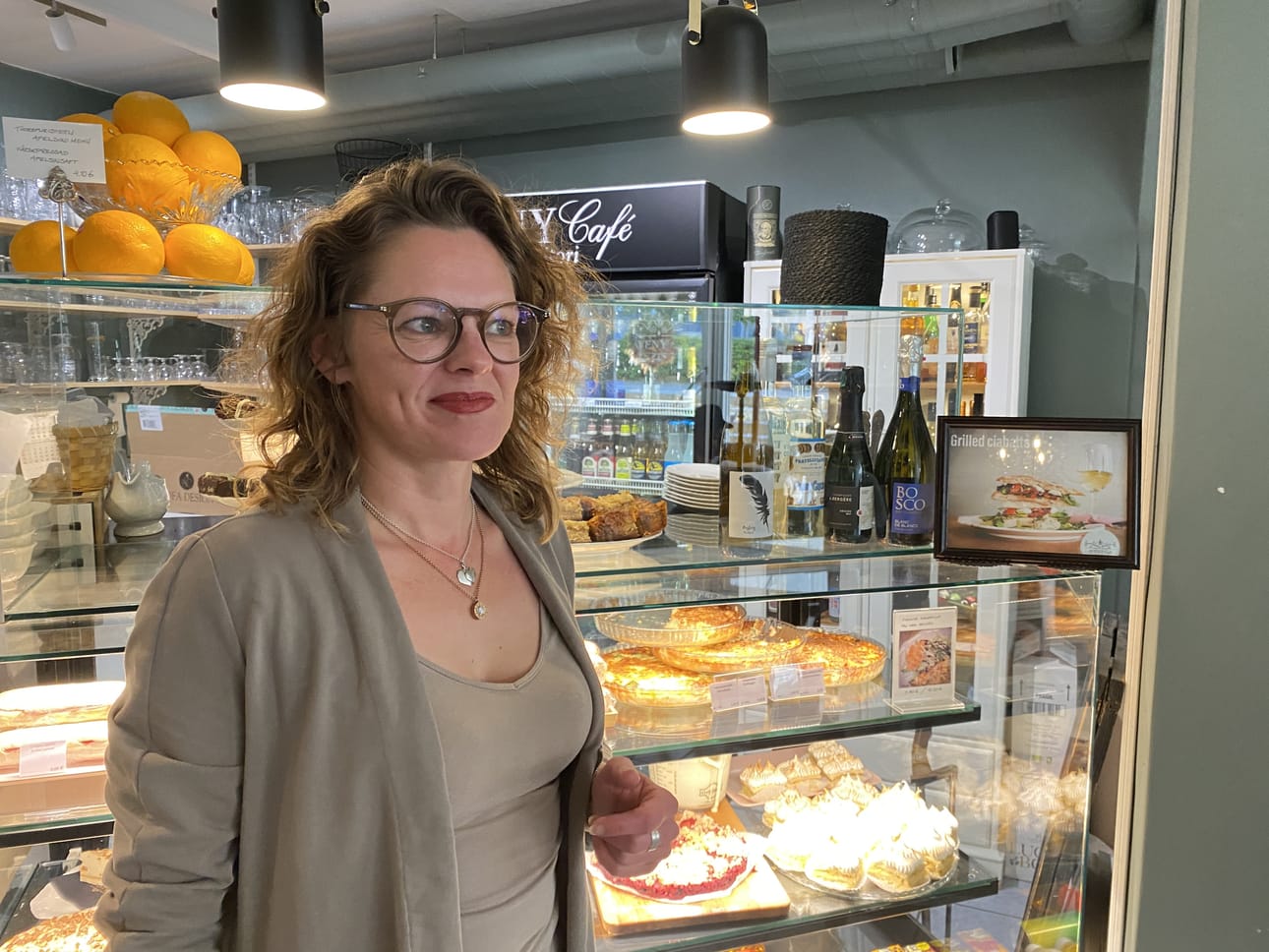 Kahvilan tuotvalikoima vaihtuu ja uusiutuu tasaisin väliajoin.