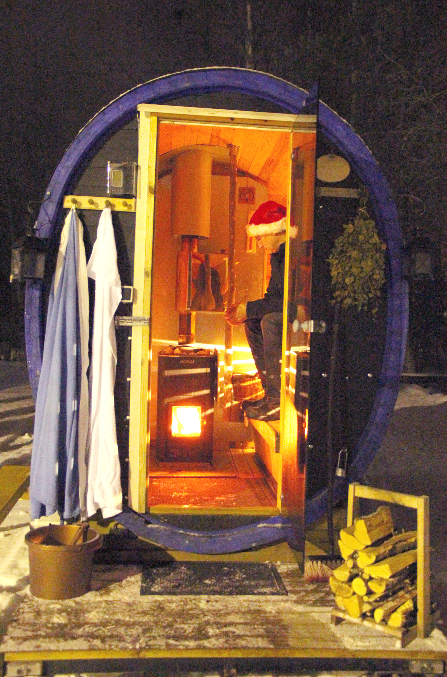 Sauna suorastaan houkuttelee kokeilemaan lauteilla istumista.