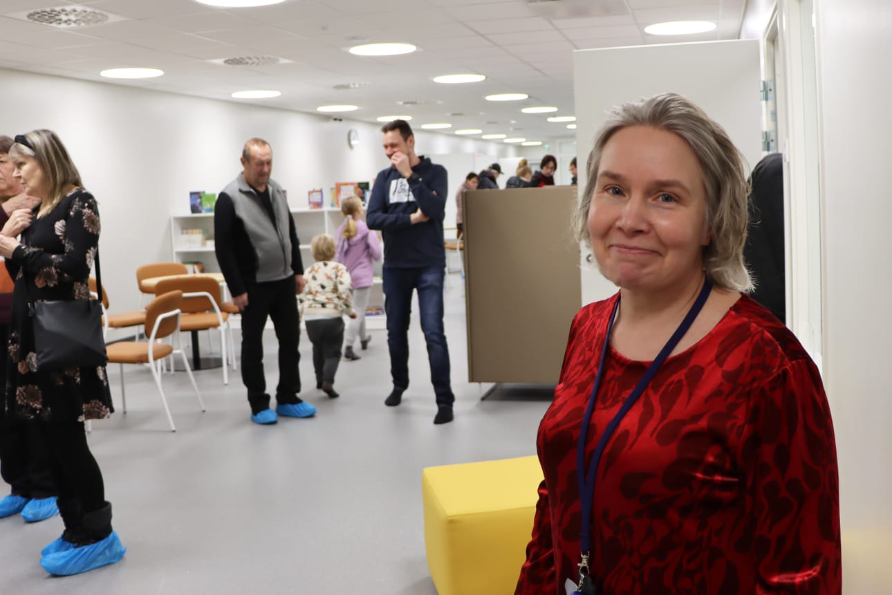 Koulunjohtaja Susanna Keskinen oli hyvillään päästessään esittelemään torstaina 8.12. uutta Tuiskulan koulua avoimin ovin.