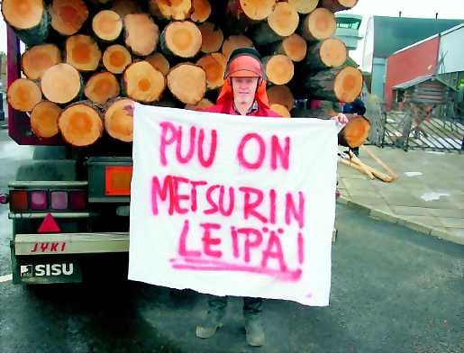 Tätä mieltä Ivalossa. Inarilaiset metsäalan ammattilaiset ja metsätyöpaikoista huolta kantavat järjestivät Ivalon lentoasemalle näyttävän mielenosoituksen.