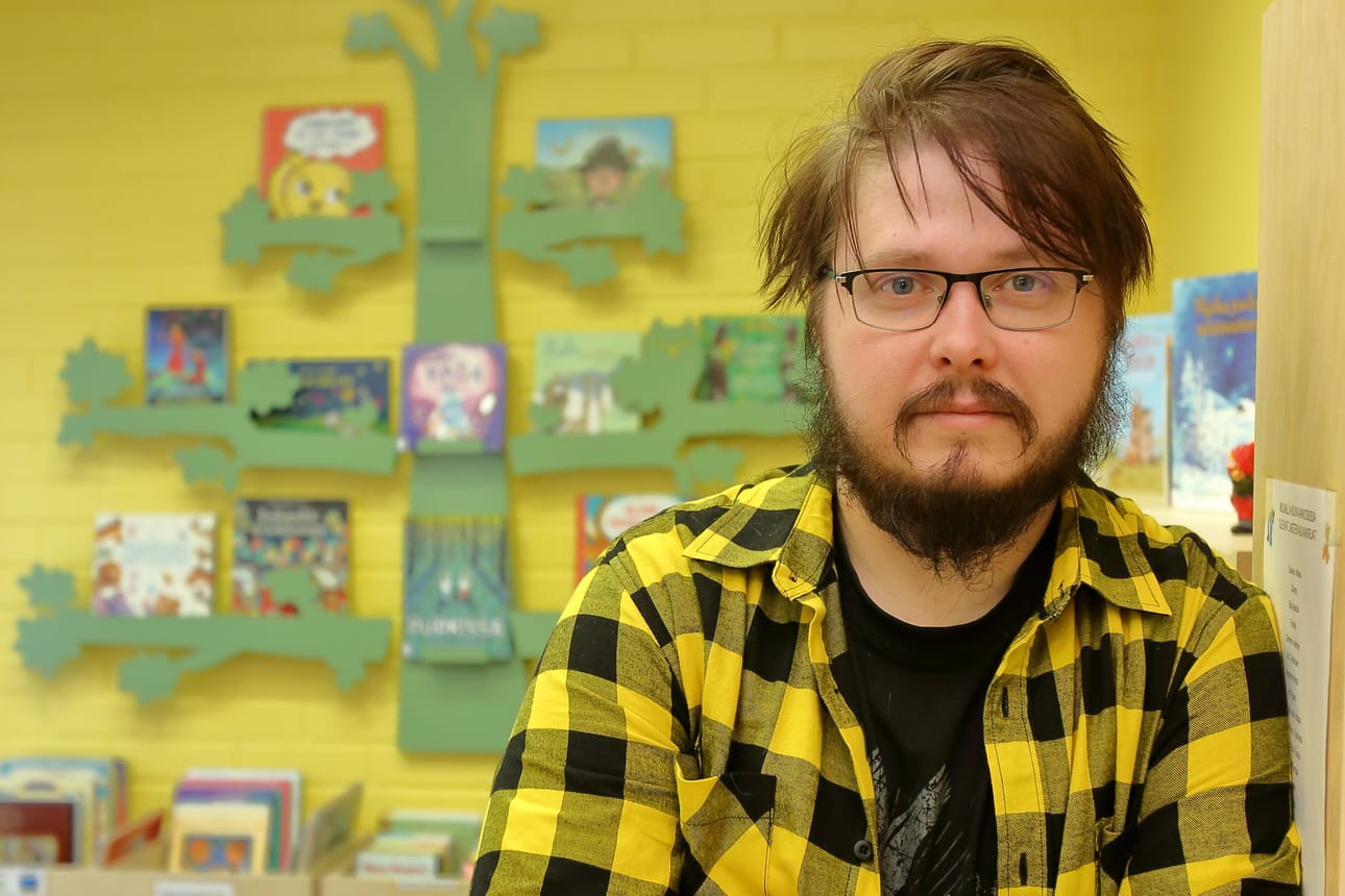 Veli-Pekka Sukkala työskentelee työharjoittelijana Pattijoen kirjastossa ja näyttelee Raahen Teatterissa. – Olen oppinut teatterissa paljon itsestäni, Veli-Pekka sanoo.