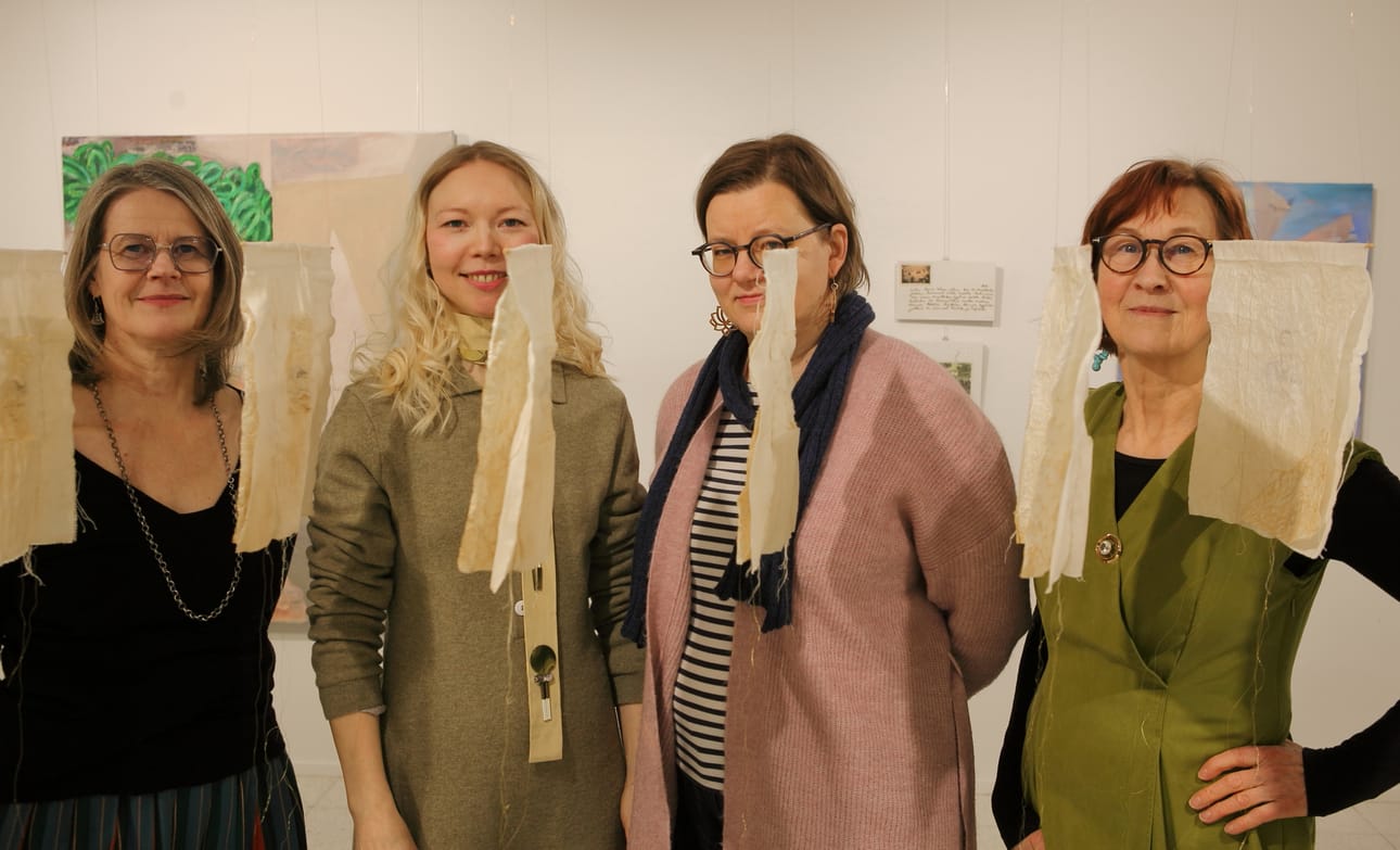 Anna-Maija Joensuu (vas.), Mari Jäälinoja, Kirsi Autio ja Anja Kurikka tutkivat yhteisnäyttelyyn valitsemiensa teostensa kautta suhdettaan menneisyyteen.