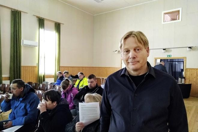 – Tulevaisuuden marjanviljely tulee muuttumaan ja nyt meidän pitää päivittää kasvatusmenetelmät, luennoi Jari Suominen Sääksjärvellä. KUVA: MIIANELLA HERRALA