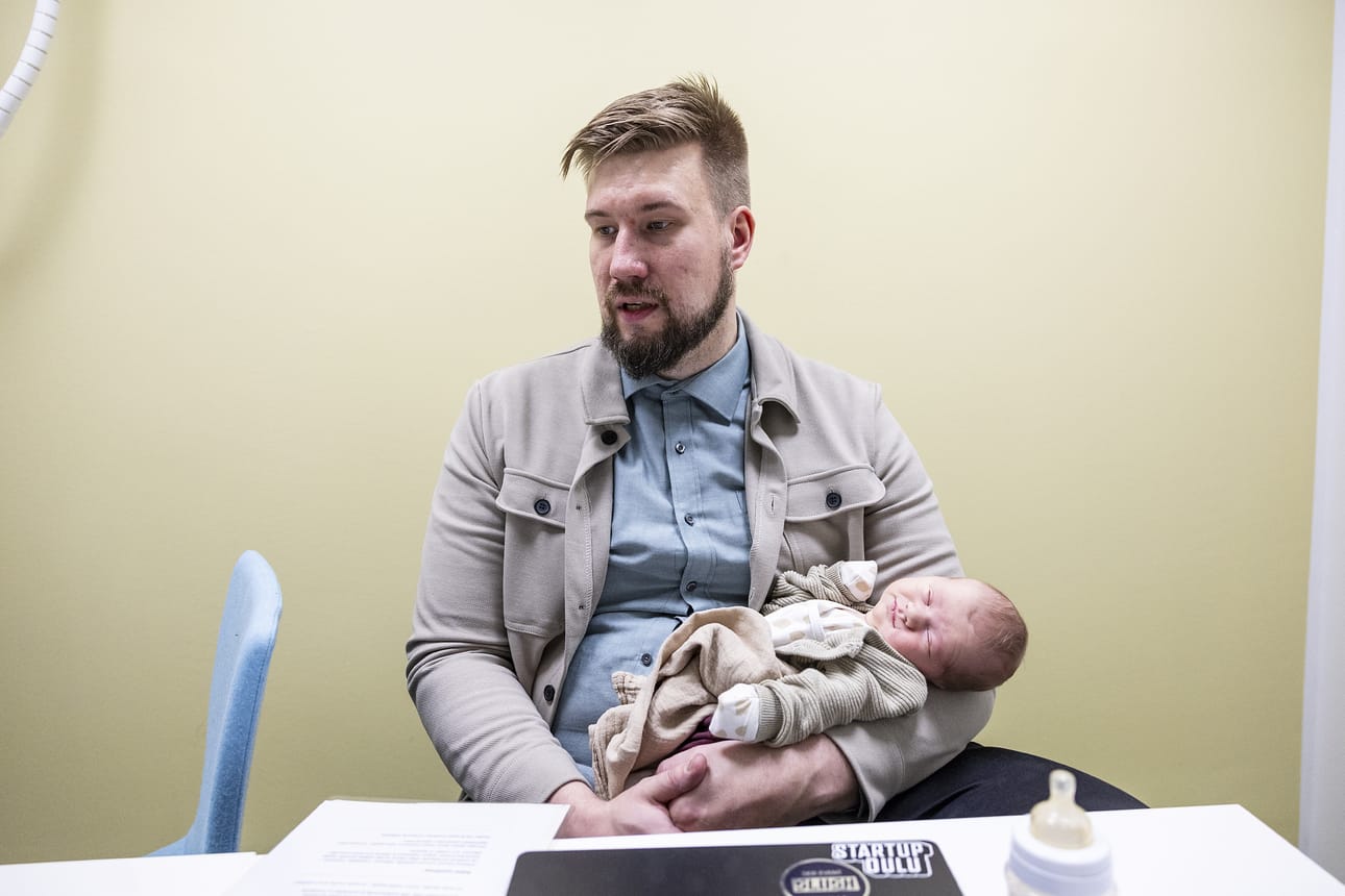 Risto Holapalla oli koko perhe mukana yrityksen lanseeraustilaisuudessa. Sylissään hänellä on hieman yli kahden viikon ikäinen Otso.