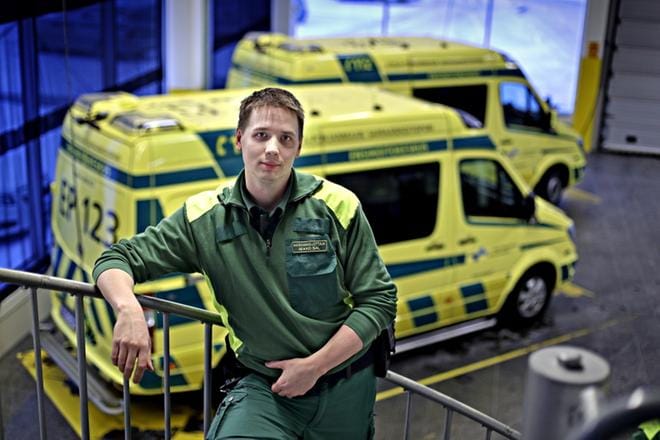 Ensihoitaja Mikko Salmenkangas on saanut potilaan nyrkistä tällin päähänsä. Miehen mukaan auttajat joutuvat kuuntelemaan haistatteluja päivittäin. KUVA: KARI LÖFHJELM