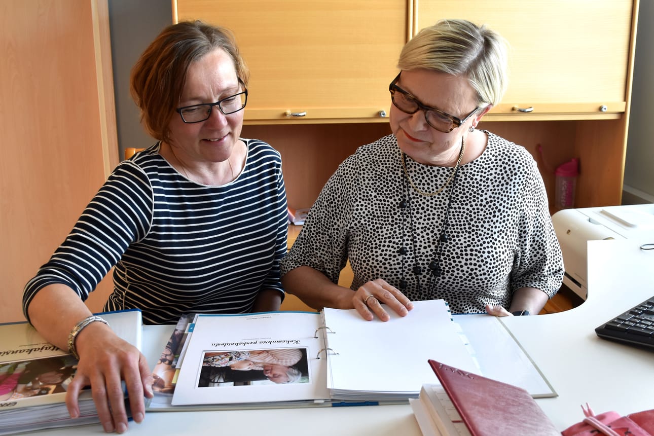 Erja Siilanen ja Pirkko Koramo toimivat kouluttajina syksyn perhehoitaja-valmennuksessa.