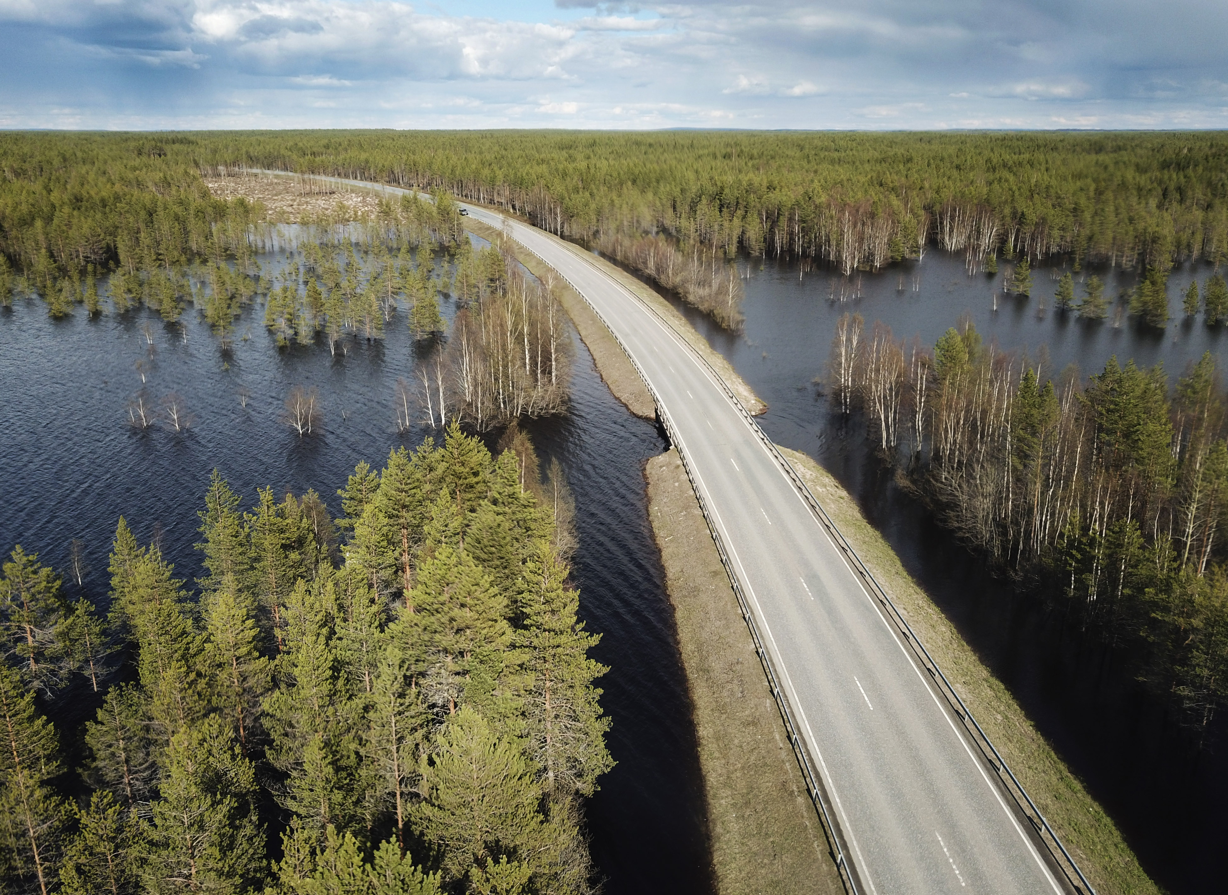 Tältä näytti tulvatilanne torstaina Taipaleenharjun kohdalla. Oulu-Kuusamontien molemmin puolin on syvästi vettä.