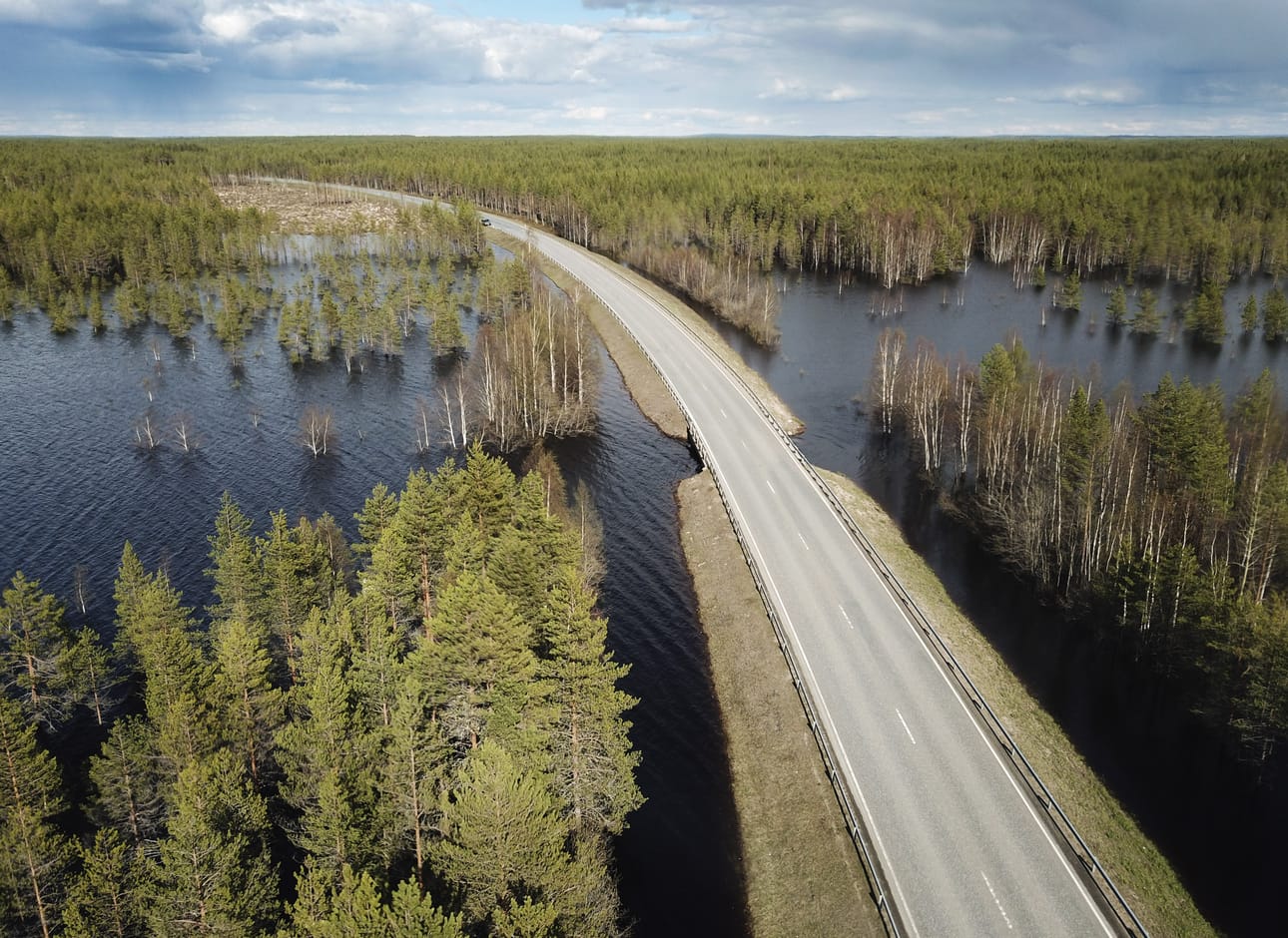 Tältä näytti tulvatilanne torstaina Taipaleenharjun kohdalla. Oulu-Kuusamontien molemmin puolin on syvästi vettä.