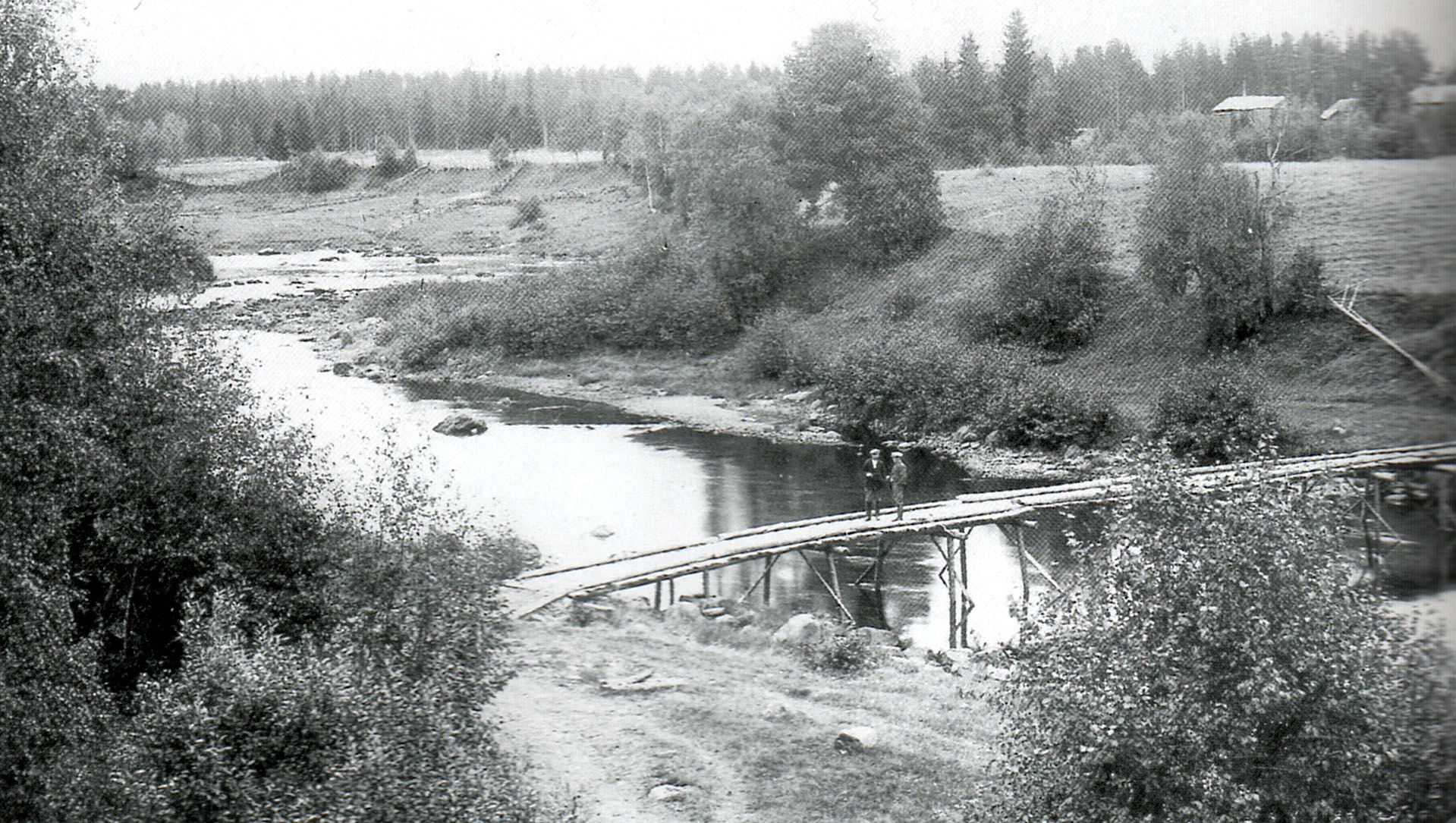 Joen eteläpuolelle ei ennen 60-lukua ollut tietä. Ainoa väylä &rdquo;sivistyksen pariin&rdquo; oli jokea ylittäneet renkkusillat, jotka purettiin jäidenlähdön ajaksi. Ali-Pihkalan renkkusillan kuva teoksesta Kestilän entistä elämää.