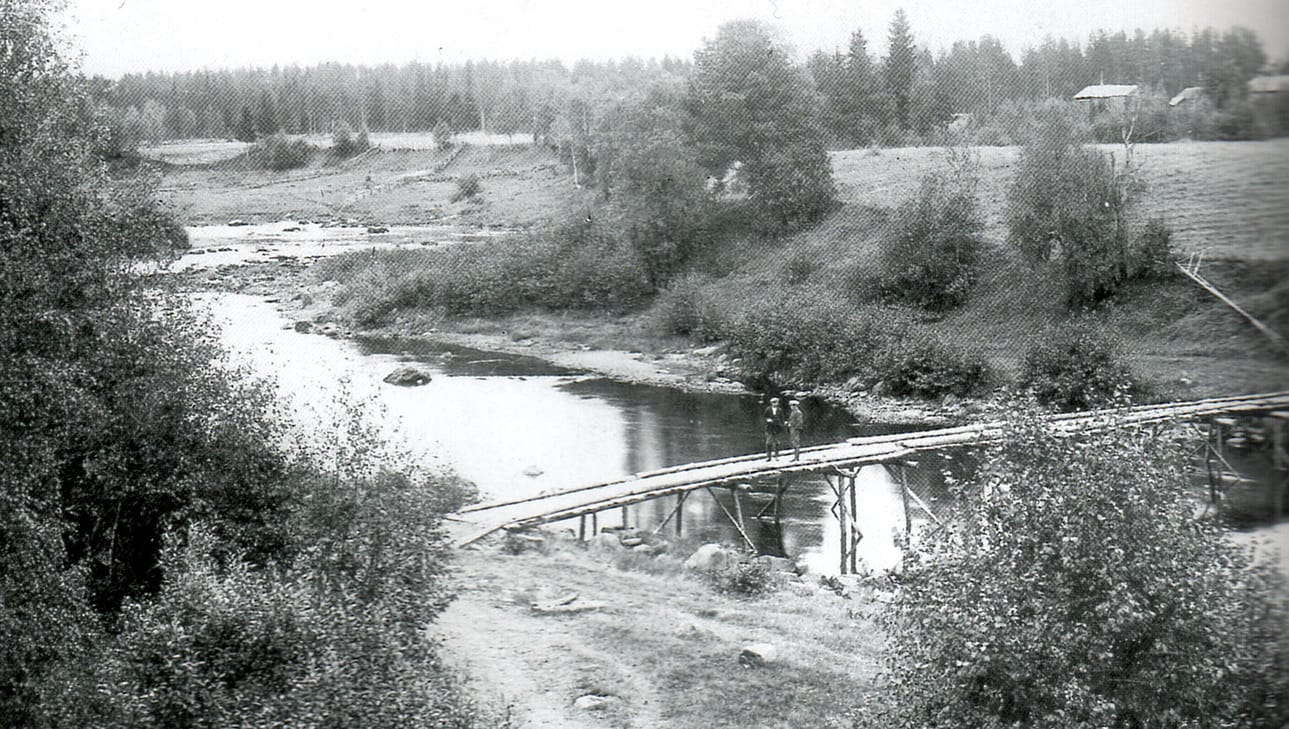 Joen eteläpuolelle ei ennen 60-lukua ollut tietä. Ainoa väylä ”sivistyksen pariin” oli jokea ylittäneet renkkusillat, jotka purettiin jäidenlähdön ajaksi. Ali-Pihkalan renkkusillan kuva teoksesta Kestilän entistä elämää.