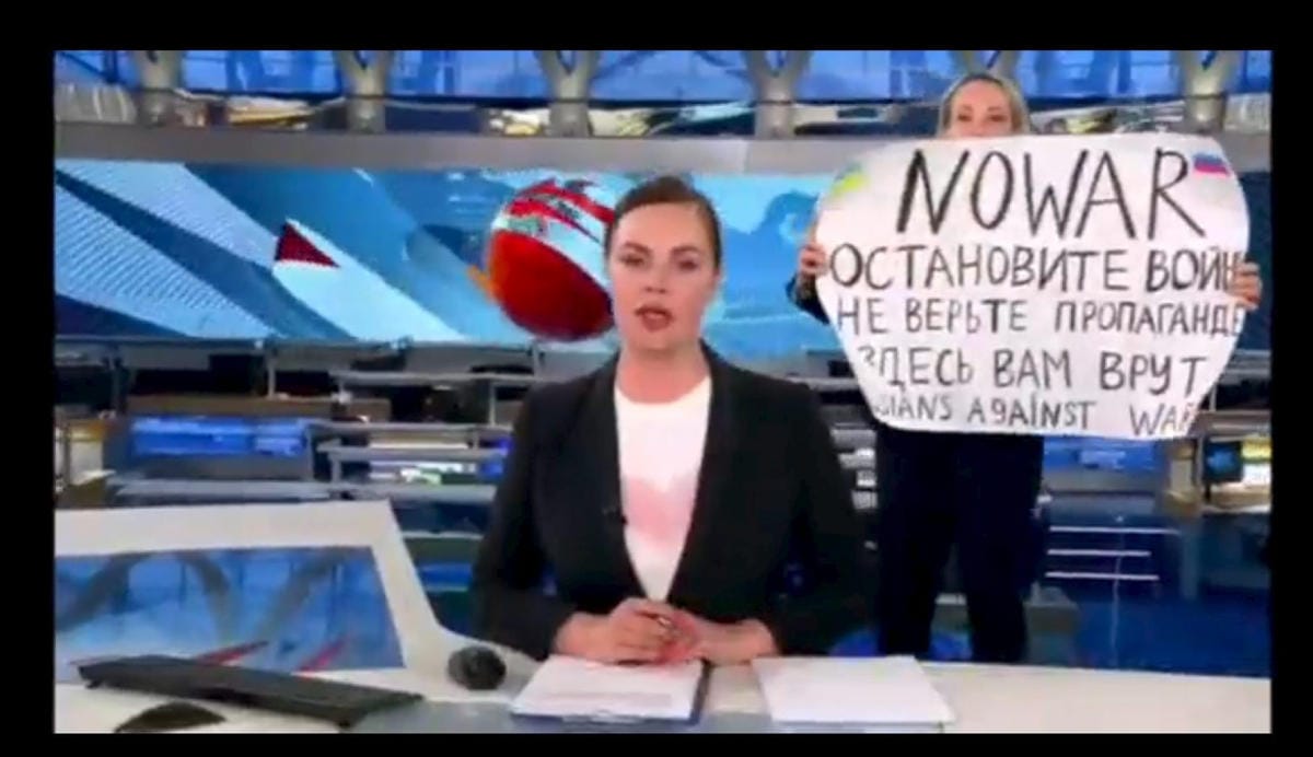 Ukrainan sotaa vastustava nainen juoksi Venäjällä suoraan tv-lähetykseen maanantai-iltana. Kuvakaappaus Venäjän ykköskanavan iltalähetyksestä. LEHTIKUVA / HANDOUT