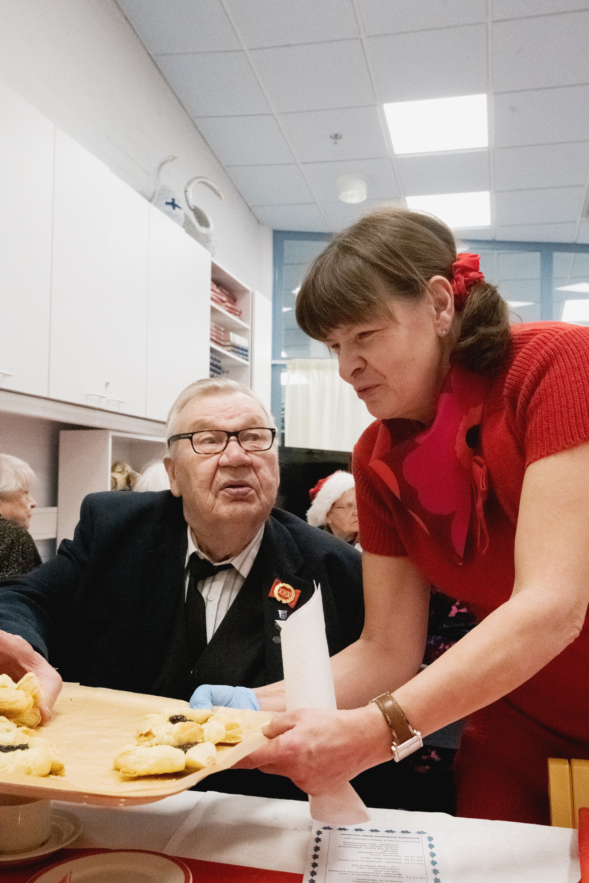 <p>- Ihana, kun tuo Jorma tuli tänne Porkkapirtille, kun ei oltu nähty vuosikymmeniin, jutteli vapaahtoisena toiminut paluumuuttaja Laura Jormakka. Jorma Törmänen totesikin, että nyt näki kerralla paljon tuttuja.</p>