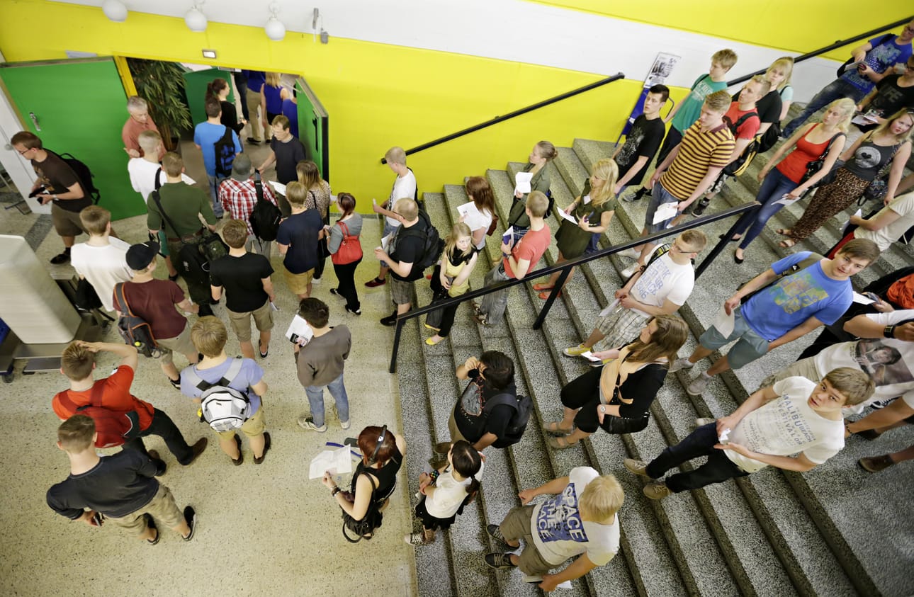 Emeritusprofessori Aarne Oikarinen muistuttaa, että yliopisto-opiston opiskelijoita tuetaan myös monella muulla tavalla kuin opintotuella.