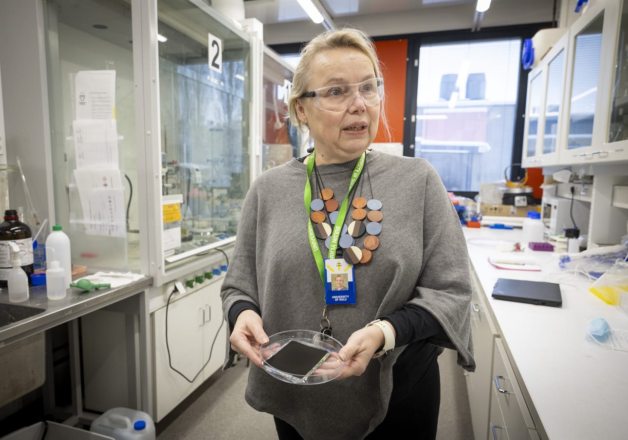 Professori Ulla Lassi Oulun yliopistosta kertoo, että pari vuotta sitten on Oulussa onnistuttu valmistamaan ensimmäisiä toimivia akkuja painettavan elektroniikan keinoilla. Akut eivät kuitenkaan ole vielä teollisesti valmiita.