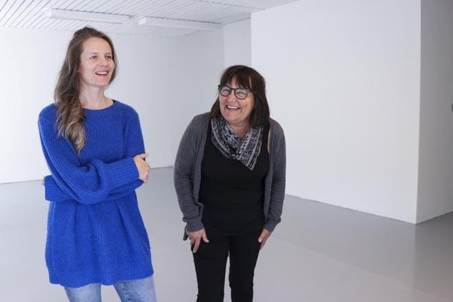 Liiketilassa on aiemmin toiminut erotiikkakauppa. Janika Herleviä ja Maria Nordbäckia huvittaa, sillä Platformilla oli aikoinaan tila vastapäisessä talossa. KUVAT: LAURA KROHN