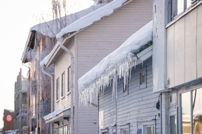 Lumikuorma katoilla kasvaa – vastaa Koillissanomien viikon kysymykseen, aiotko pudottaa lumia katolta