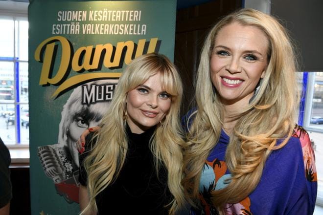 Erika Vikman (vas.) ja Susanna Laine nähdään Suomen Kesäteatterin kesällä 2019 Dannyn elämästä kertovassa musikaalissa. KUVA: LEHTIKUVA / MARTTI KAINULAINEN