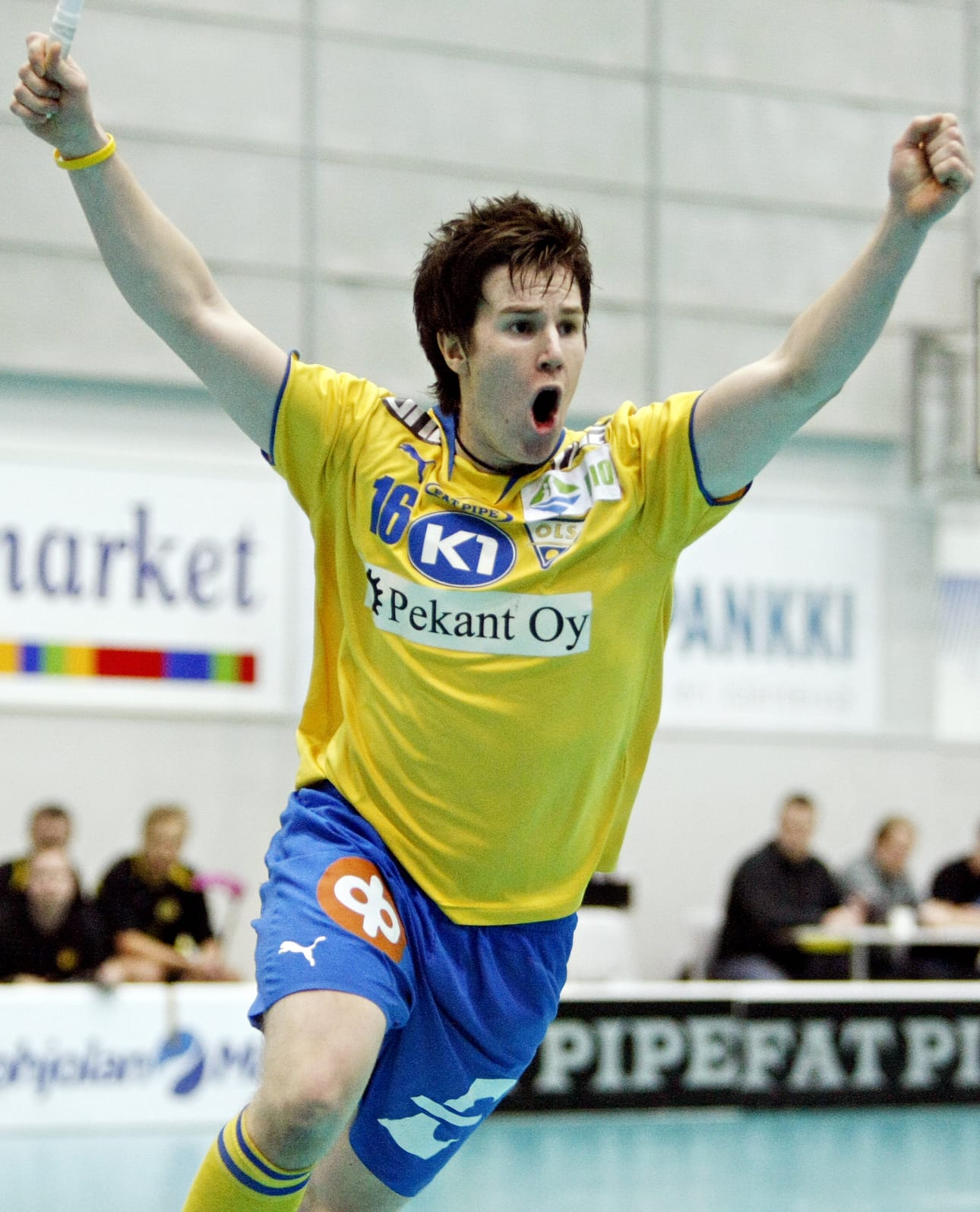 Pekka Lindgren tuulettaa maaleja taas OLS:n paidassa.