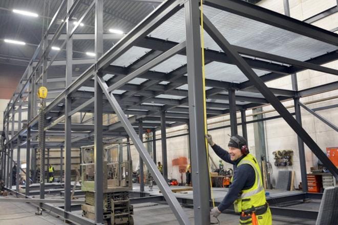 JL Metalsin työntekijä Lasse Sippola esittelee lämpölaitoksen suurta kokoa. Kuvassa näkyy yksi lämpölaitoksen kerroksista, joka kuljetetaan sellaisenaan Lempäälään. KUVA: MIINA HAKALA