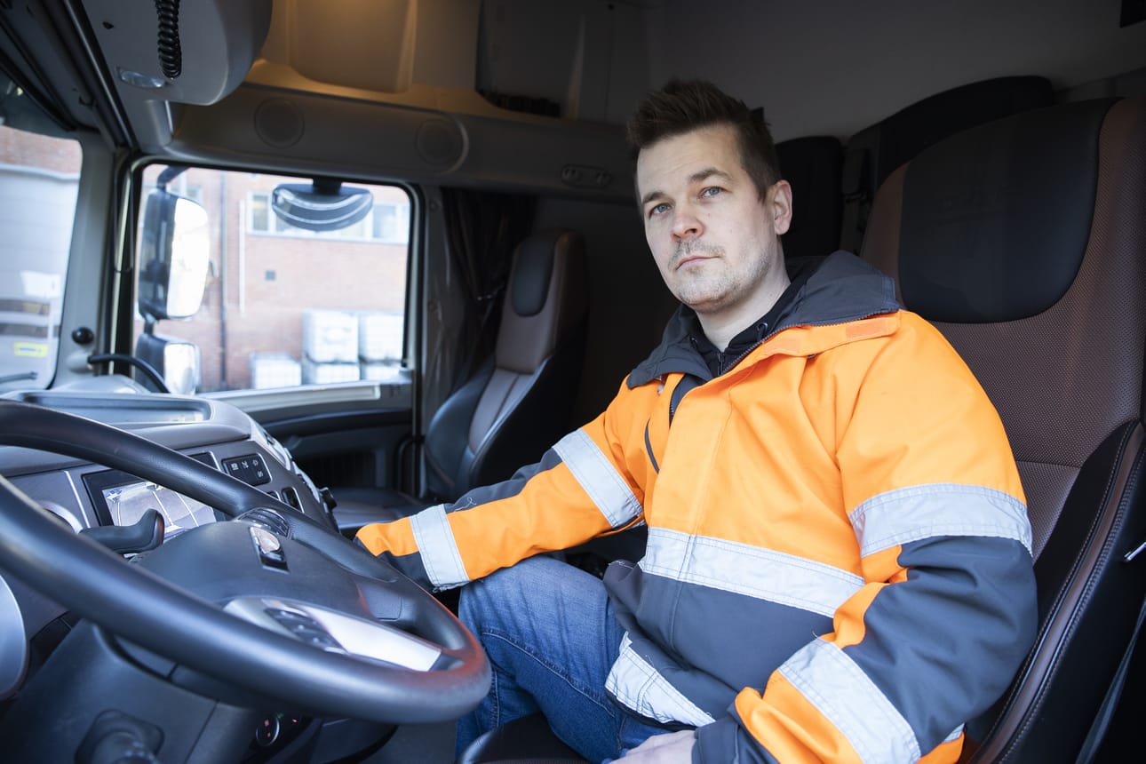 OSAOn koulutuspäällikön Hannu Tervon mukaan vetyrekka on ajamisen kannalta samankaltainen kuin sähköauto.