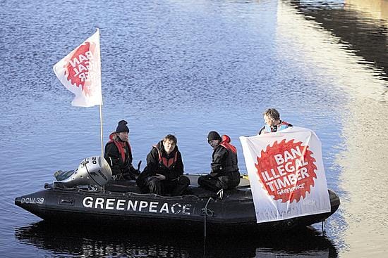 Oulussa on meneillään Greenpeacen mielensosoitus.