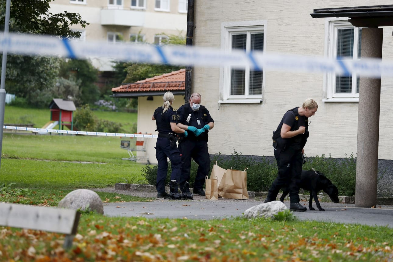Miehen uskotaan linkittyvän myös viime päivinä muun muassa Uppsalassa nähtyihin ampumisiin, joiden mittakaavaa Ruotsin poliisi on kuvannut ennennäkemättömäksi. Uppsalan poliisi tutki tiistaina ampumavälikohtauksen paikkaa. LEHTIKUVA/TT