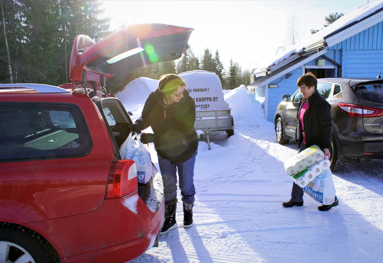 Kotiinkuljetuspalveluita on Rytingin kaupalta kysytty aiempaa enemmän. Elina Hangasmaa (vasemmalla) ja Taina Heikkilä pakkaavat autoon asiakkaiden tilaukset.