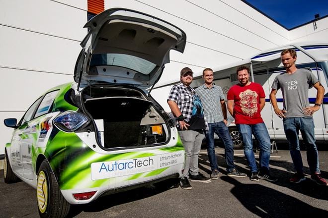 Dennis Cziasto, Christian Riess, Andreas Ketterle ja Sebastian Haas joutuivat testaamaan suunnistustaitojaan matkalla Seinäjoelle. Latauspaikkoja ei aina ollut helppoa löytää. KUVAT: JAAKKO ELENIUS