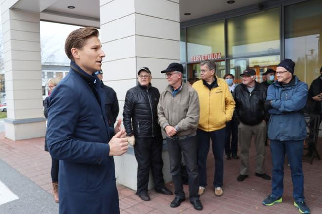 Alavutelaisten kanssa Antti Häkkänen keskusteli muun muassa perintöverosta. KUVAT: EEVA-LIISA KULJU