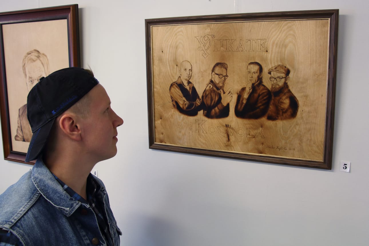 Niilo Kytölä ja pyrografia vuonna 1996 perustetusta metalliyhtye Viikatteesta.