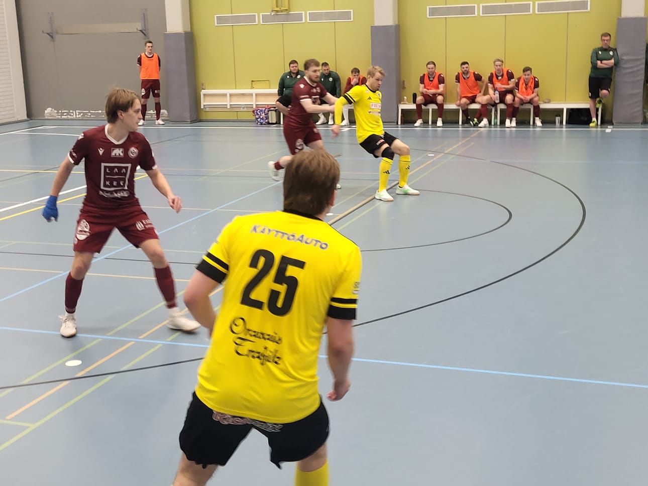 FC Kiiston kapteeni Lauri Karri odottaa palloa pelatessaaan pivot-paikalla. Samuel Nurmi (25) on valmiina liikkumaan vapaaseen tilaan.