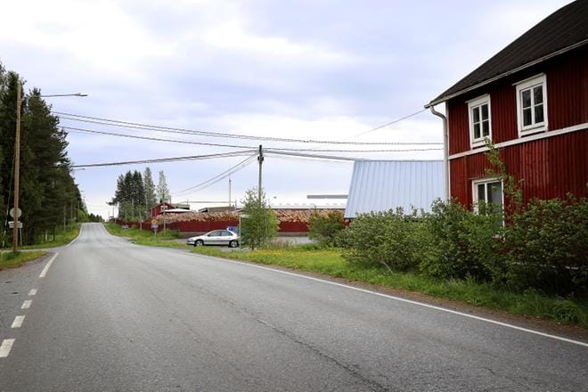 Näkymä Höykkylässä oli tämä vielä kesäkuun alussa. Nyt esimerkiksi oikealla oleva talo on purettu ja tehtaan kohdalla olevaa mäkeä on madallettu. Arkistokuva: Johanna Kataja