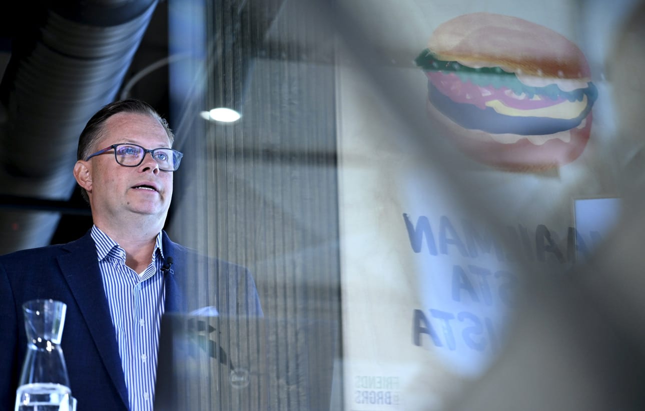 Suomessa ravintoloiden kysyntä on toimitusjohtaja Aku Vikströmin mukaan pysynyt vakaana, vaikka loppukesän ennätyssateinen sää söi myyntiä parhaalta terassikaudelta. Arkistokuva. LEHTIKUVA / Heikki Saukkomaa