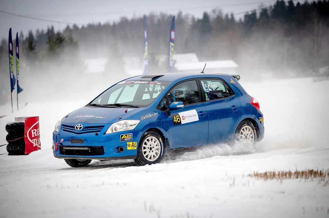 Valtteri Koski otti vakuuttavaan tyyliin luokkavoiton rallisprintin SM-avauksessa.