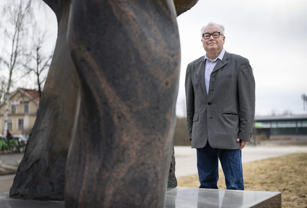 Jussi Tukiainen pitää Oulun keskustassa taidegalleriaa vielä kulttuuripääkaupunkivuoden ajan. Hänet kuvattiin Postiaukiolla Laila Pullisen Koheesio-veistoksen vieressä.
