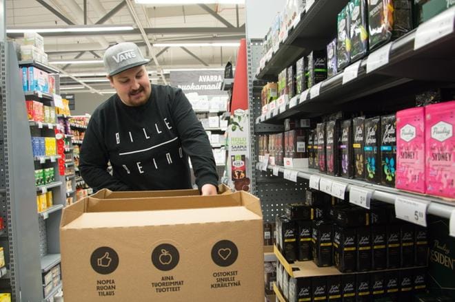 Mika Pohjola kerää ostokset kaupassa ja toimittaa asiakkaille. KUVA: JESSICA RISTIMÄKI