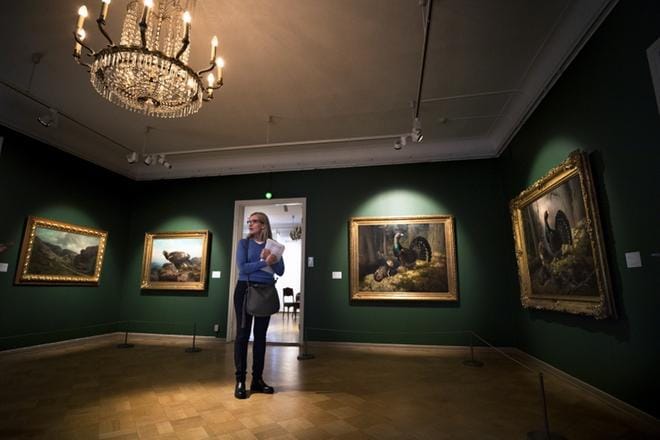 Von Wrightin veljekset kuvasivat lintuja, maisemia ja maalaiselämää. Näyttelyn kuraattori, Ateneumin amanuenssi Anne-Maria Pennonen valmisteli työryhmän kanssa näyttelyä 2,5 vuotta. Koko kansan suosikeiden lisäksi esillä on monia harvinaisuuksia yksityiskokoelmista. KUVAT: JARNO PELLINEN